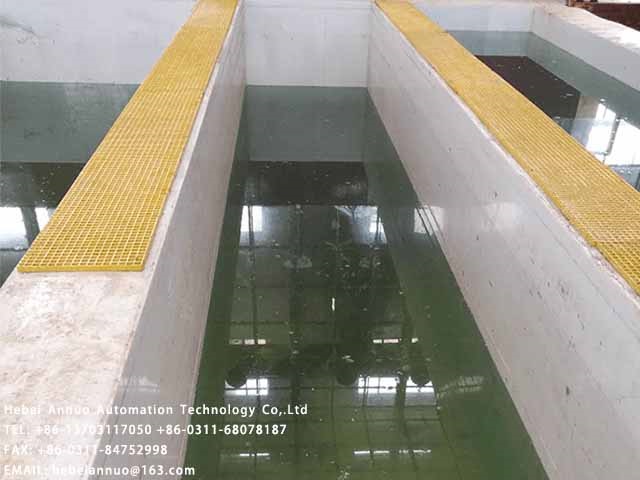 What are the processing characteristics of the hot dip galvanizing bath? How is the application?