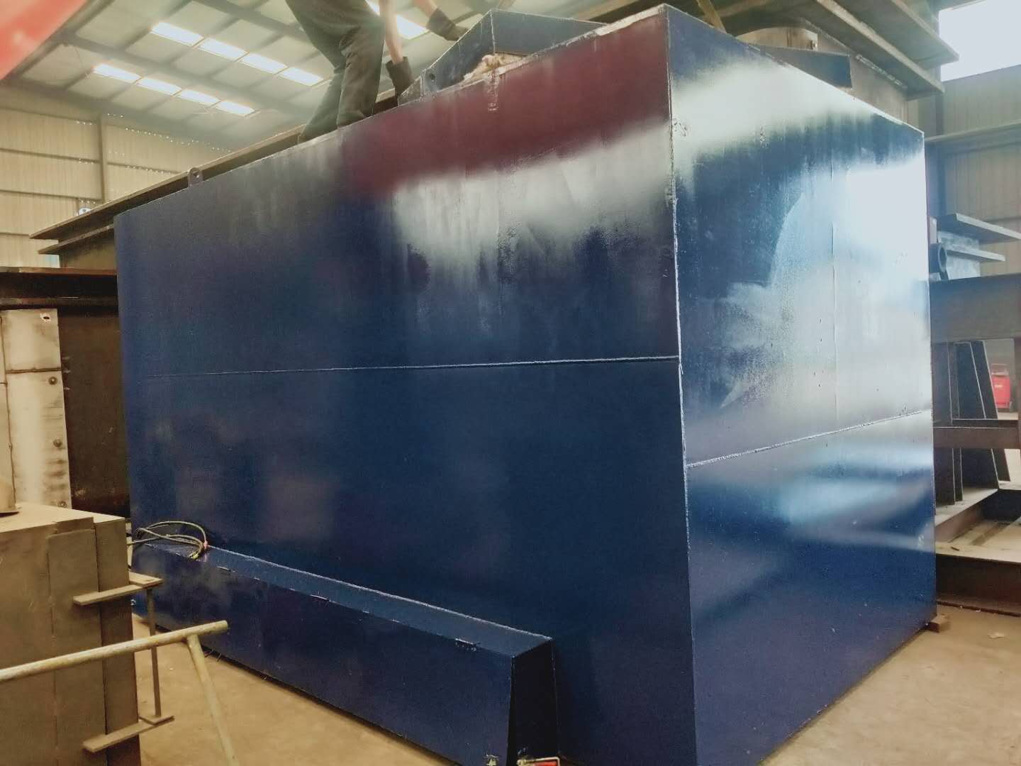Zinc liquid insulation tank